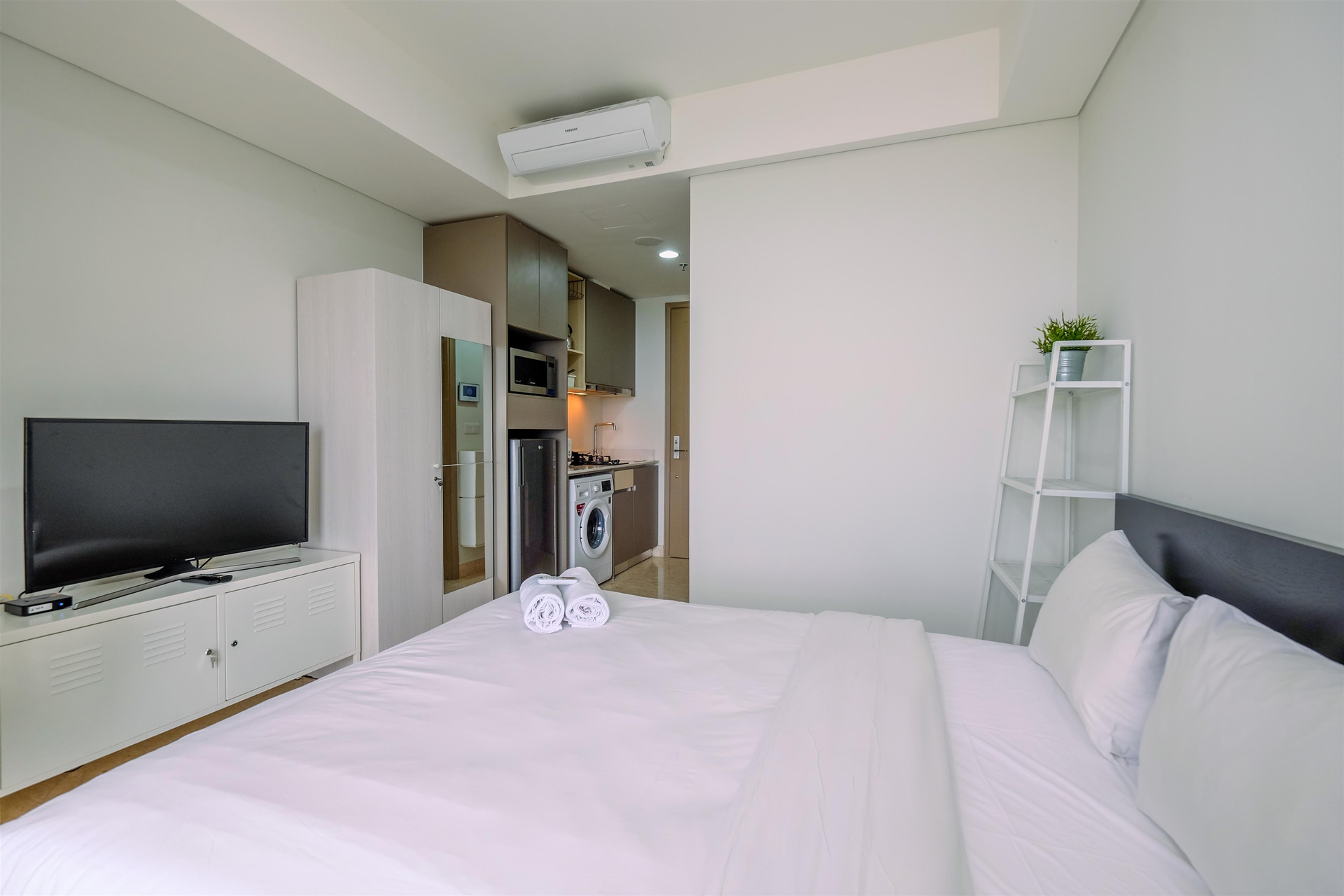 Bedroom 3, Elegant Studio with Pool and Sea View at Gold Coast Apartment By Travelio, North Jakarta