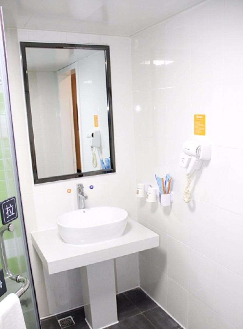 Bedroom 4, 7 Days Inn·Wuzhishan Road, Haikou