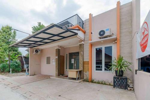 RedDoorz Syariah near Kota Cinema Mall Jatiasih, Bekasi