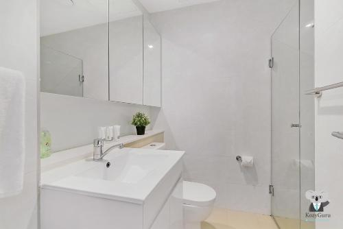 Bathroom 5, KOZYGURU WOLLI CREEK KOZY 3 BED APT + FREE PARKING NWC009, Rockdale