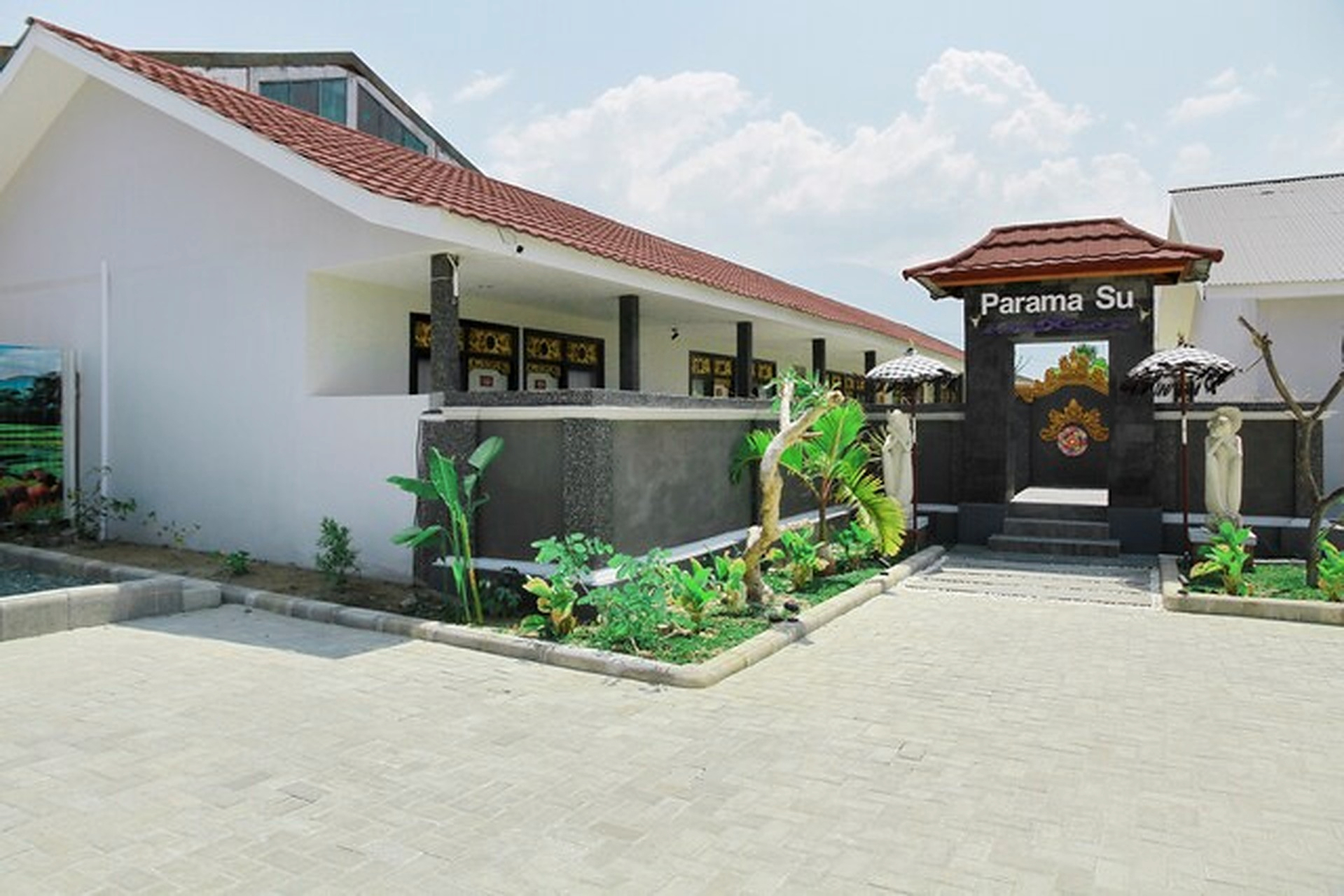 Exterior & Views