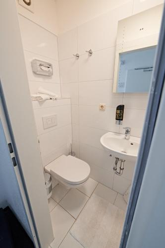 Bathroom 5, Aparthotel Jonas, Bremen