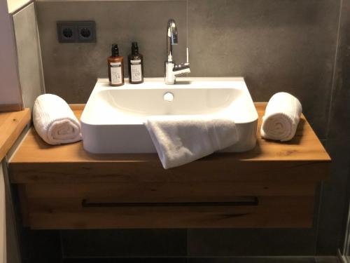 Bathroom 2, Landhotel Jagdschlosschen, Coesfeld