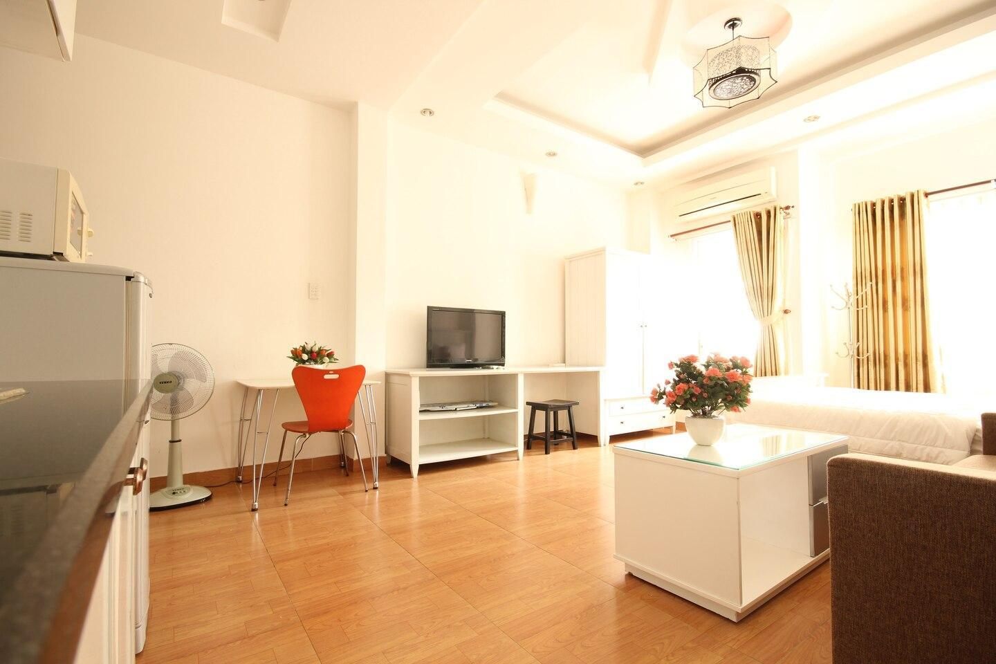 2, Apartment with balcony on Nguyen Trai, dist.1 $390, Quận 1
