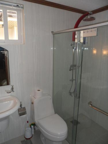 Bathroom 1, Prestige Vacation Apartments - Hanbi Mansions, Baguio City