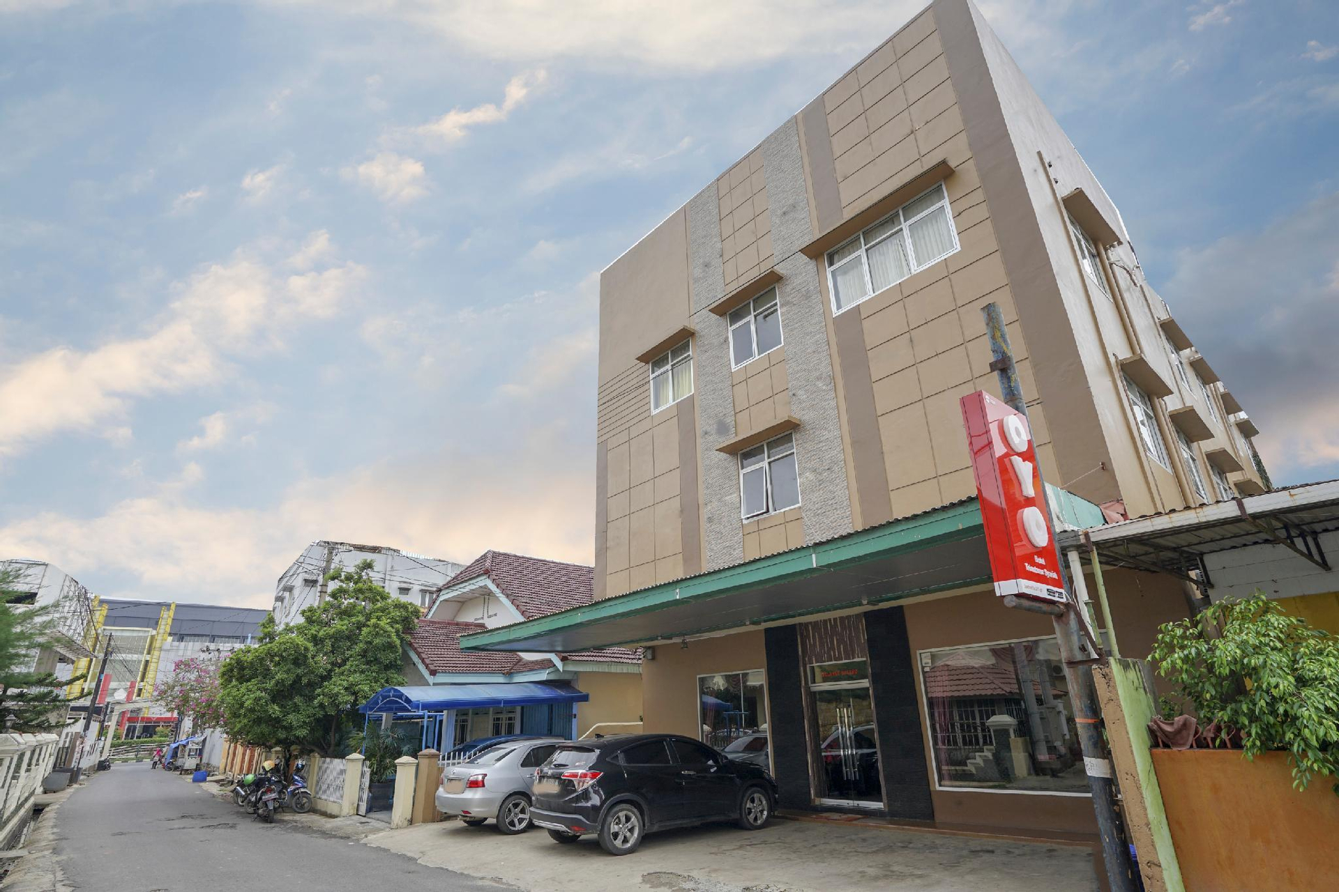 Exterior & Views 2, OYO 2255 Hotel Aifih (tutup sementara), Palembang