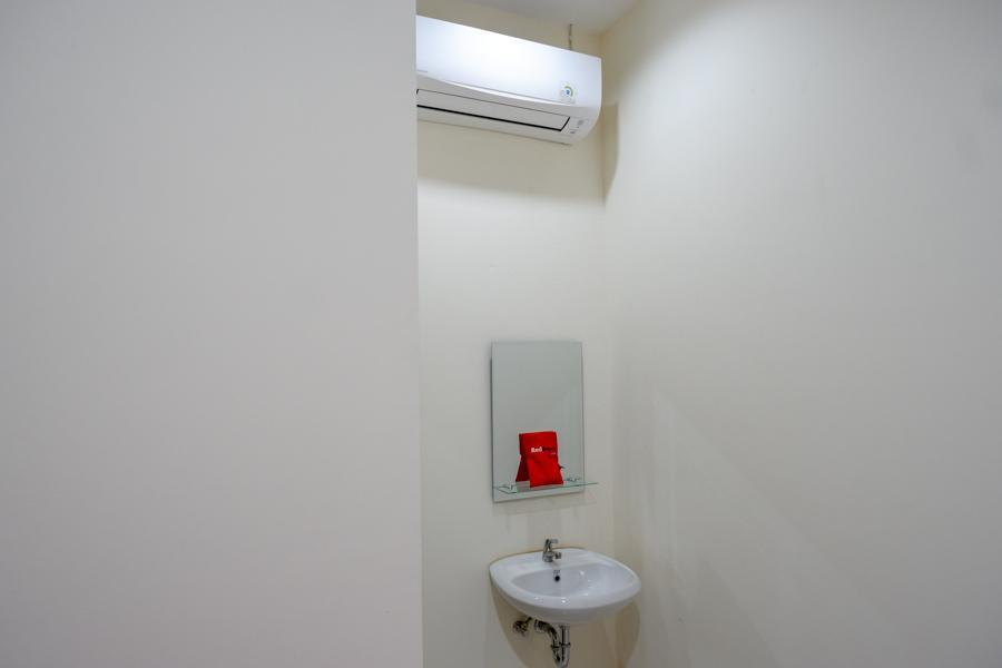 Bedroom 3, RedDoorz near Living Plaza Purwokerto, Banyumas