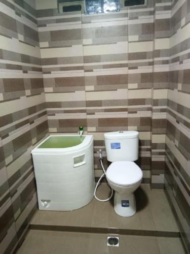 Bathroom 4, PENGINAPAN DZAKY SUNGAI PENUH "Penginapan Syariah", Kerinci