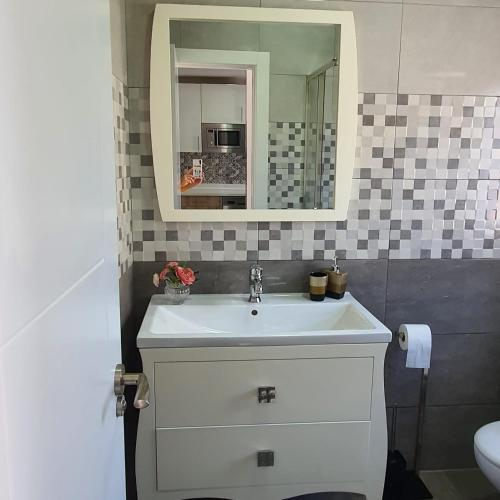 Bathroom 5, Niza Beach, Málaga