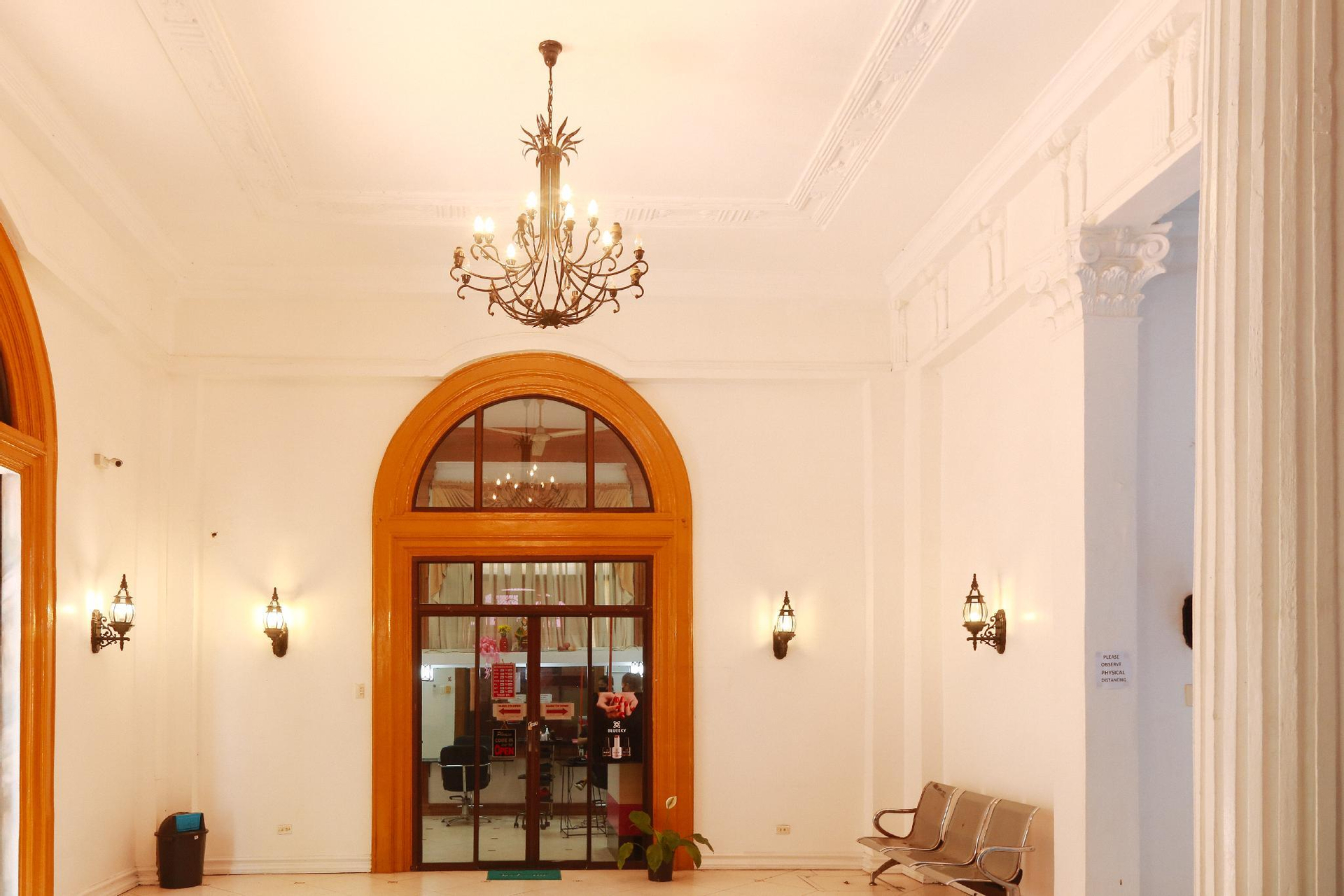 Public Area 2, RedDoorz Plus @ Castle Chateau Iloilo, Iloilo City
