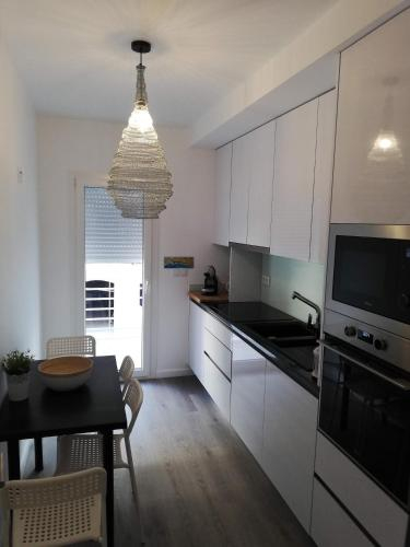 Kitchen, CABEDELO FIGUEIRA SURF HOUSE, Figueira da Foz
