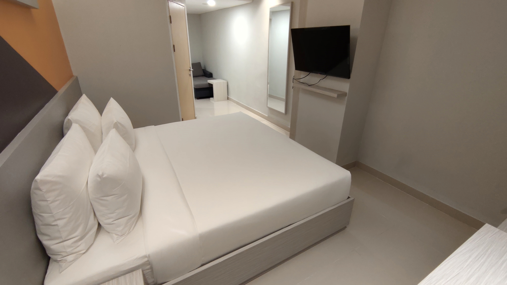 Kamar Deluks Sofabed atau Ranjang Lain