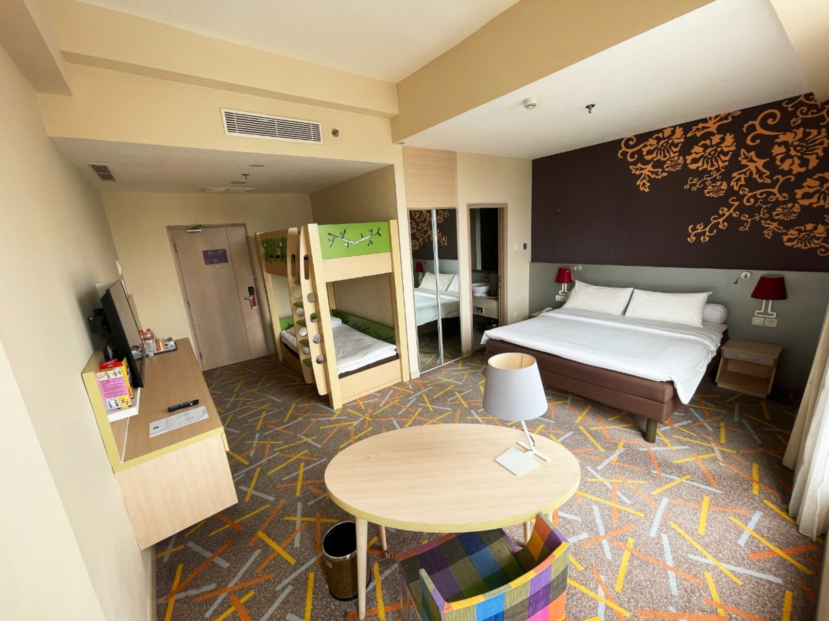 FAMILY ROOM WITH 1 KING-SIZE BED AND 1 BUNK BED
