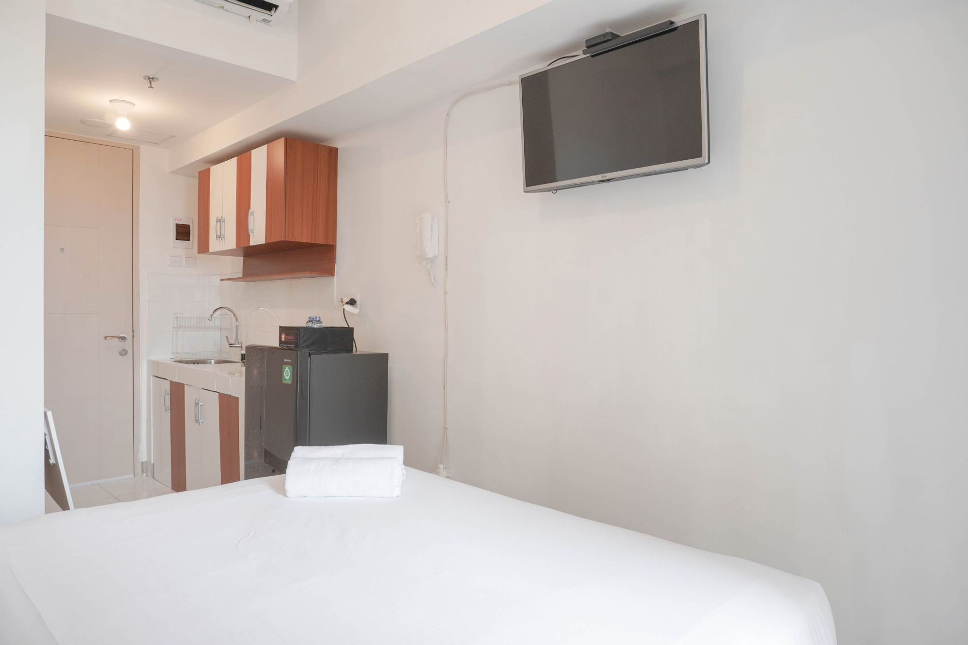 Bedroom 3, Comfortable Studio Room at Tokyo Riverside Apartment By Travelio, Tangerang