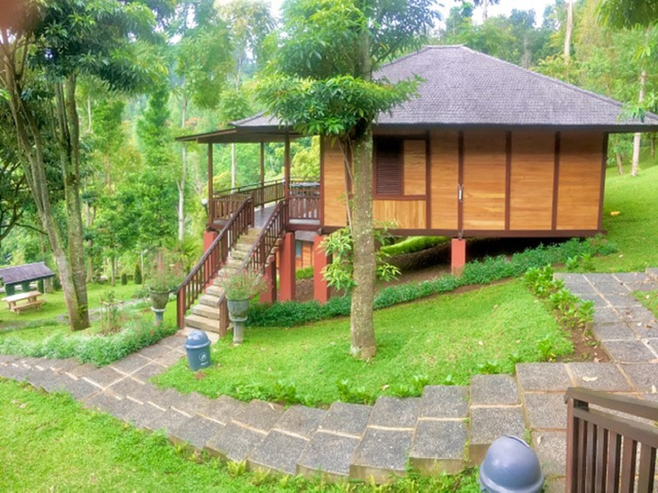 Suite Queen atau Ranjang Lain - Pemandangan Taman