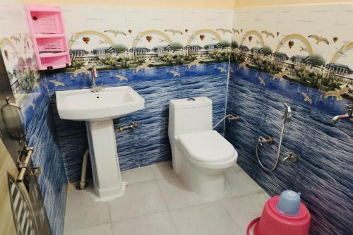 Bathroom 4, OYO 84096 Riverview Resort And Restaurant, Bulandshahr