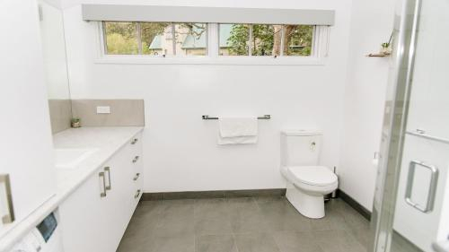 Bathroom 3, McMillans of Metung Coastal Resort, E. Gippsland - Bairnsdale