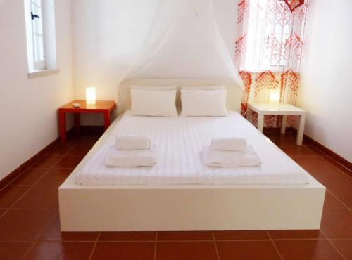 Others 5, Villa Charneca, Almada