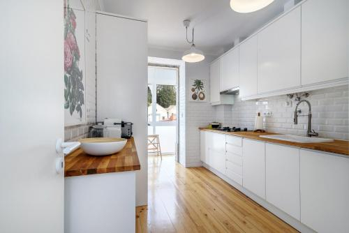 Kitchen 2, WHome | Campo de Ourique Premium Apartment, Lisboa