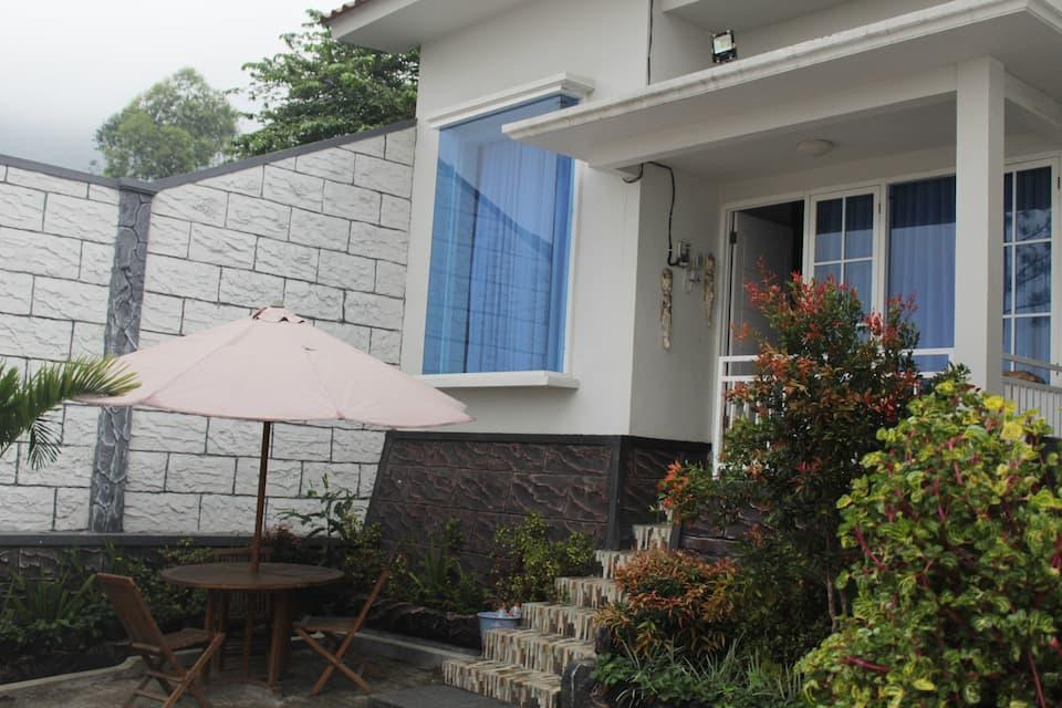 Exterior & Views, Villa and Homestay Lusy, Probolinggo