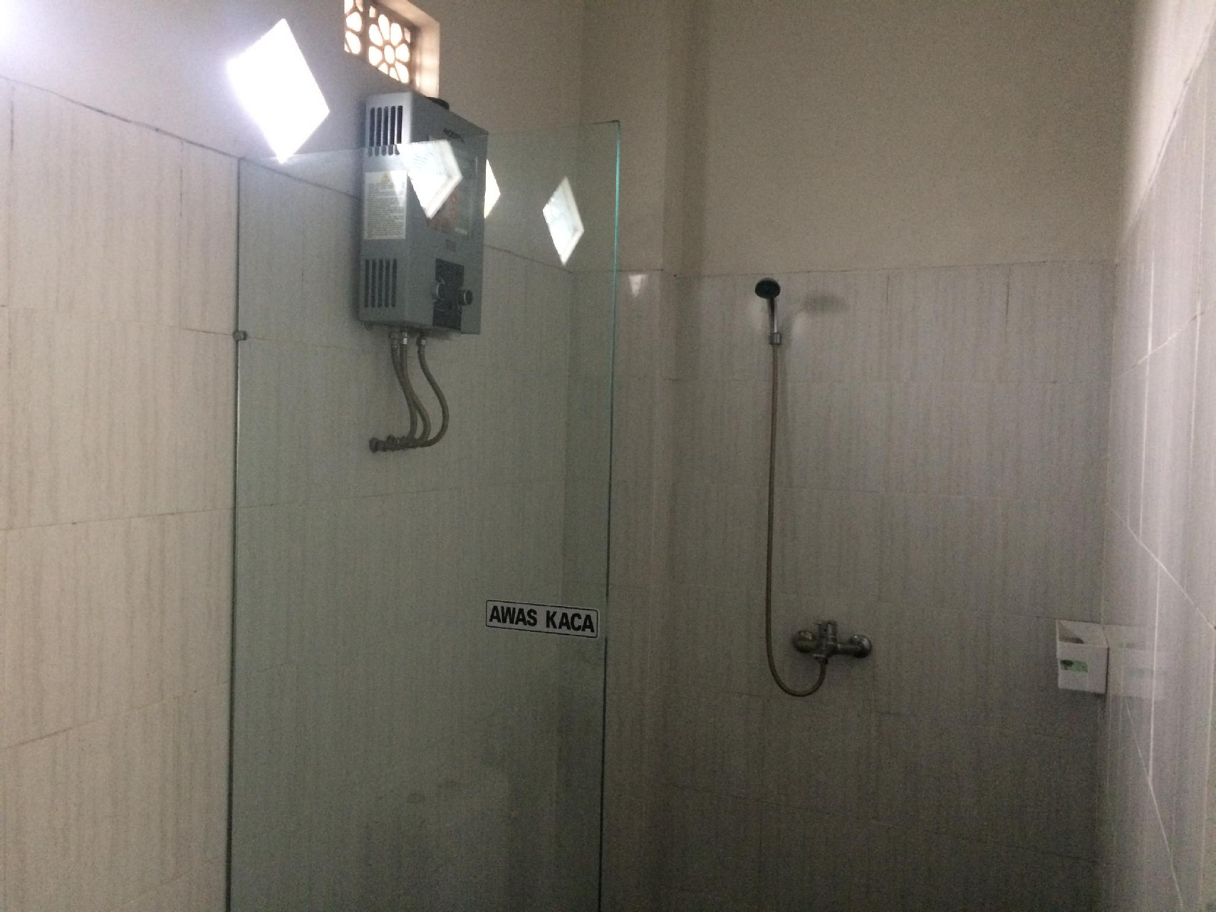 Bathroom, Villa and Homestay Lusy, Probolinggo