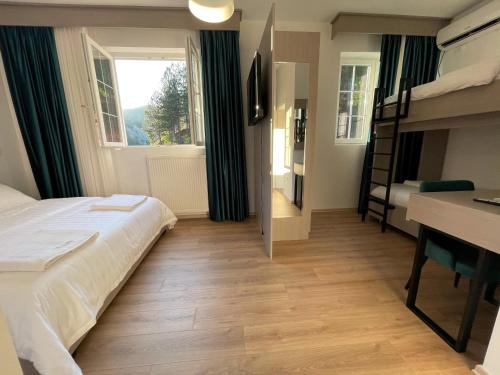 5, Hotel SH & SH, Pukës