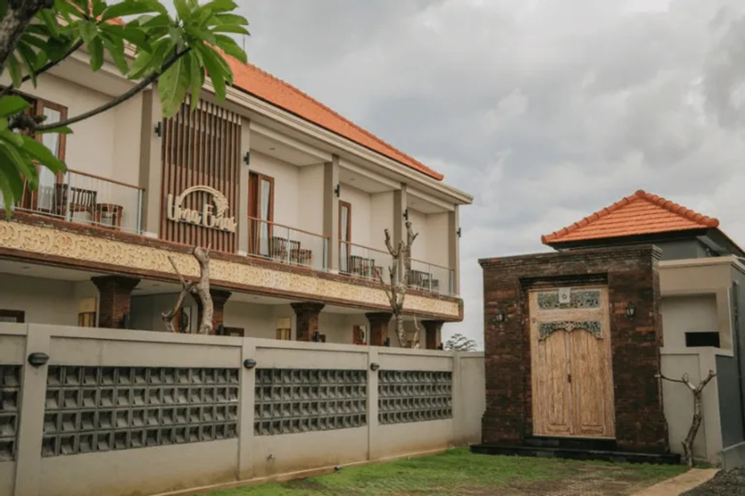 Exterior & Views