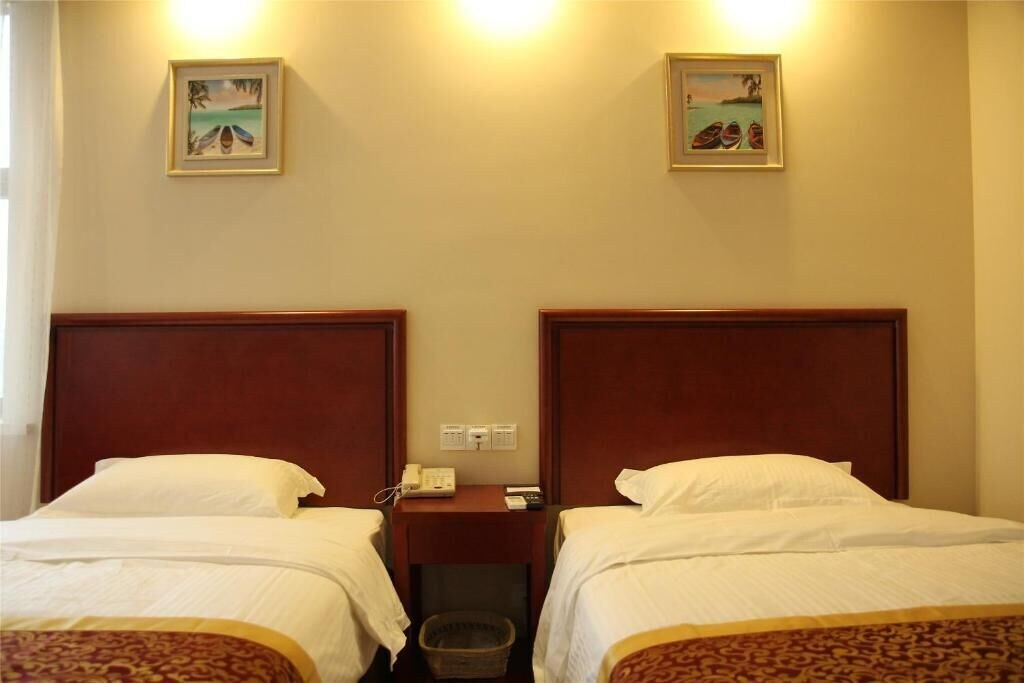 Bedroom 2, GreenTree Inn  Zhenjiang Dashikou Express Hotel, Zhenjiang