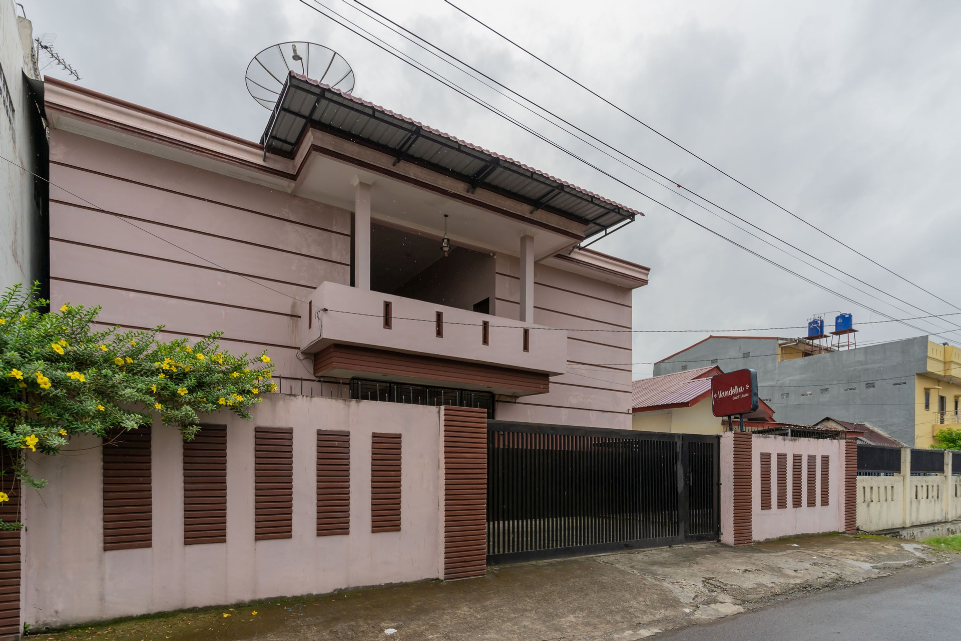Exterior & Views 2, Vandolia Guest House RedPartner, Medan