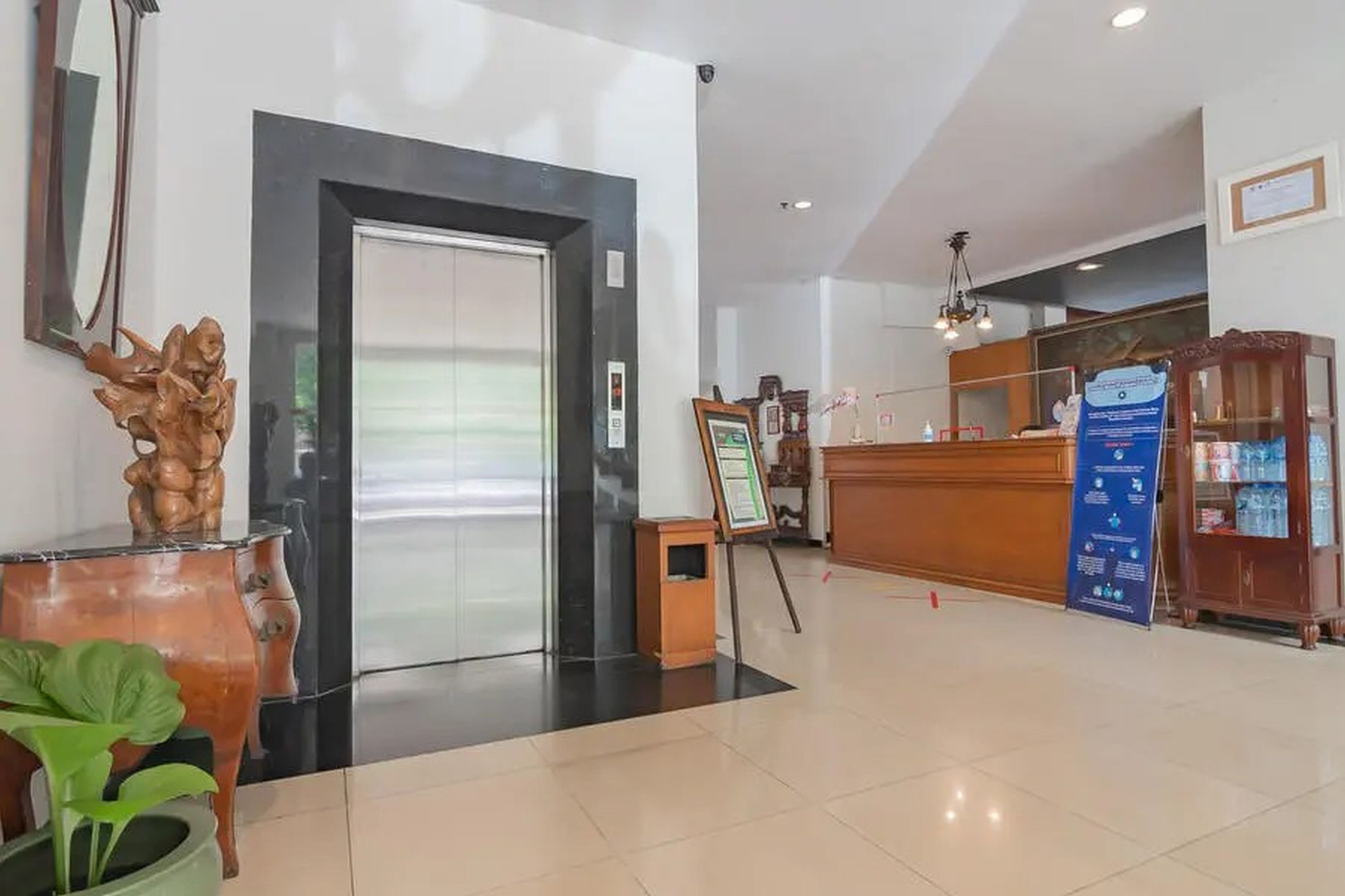 Public Area 2, Hotel Yehezkiel Surapati RedPartner, Bandung