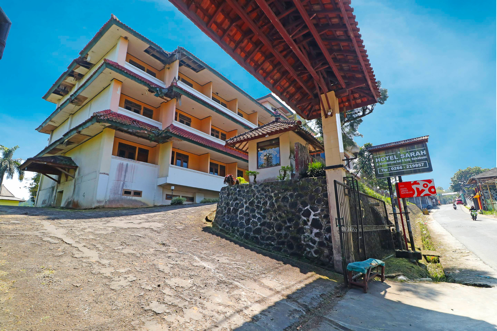 Exterior & Views