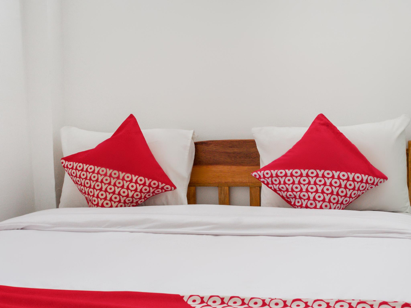 Bedroom, Super OYO 447 Hutasimo Residence, Medan