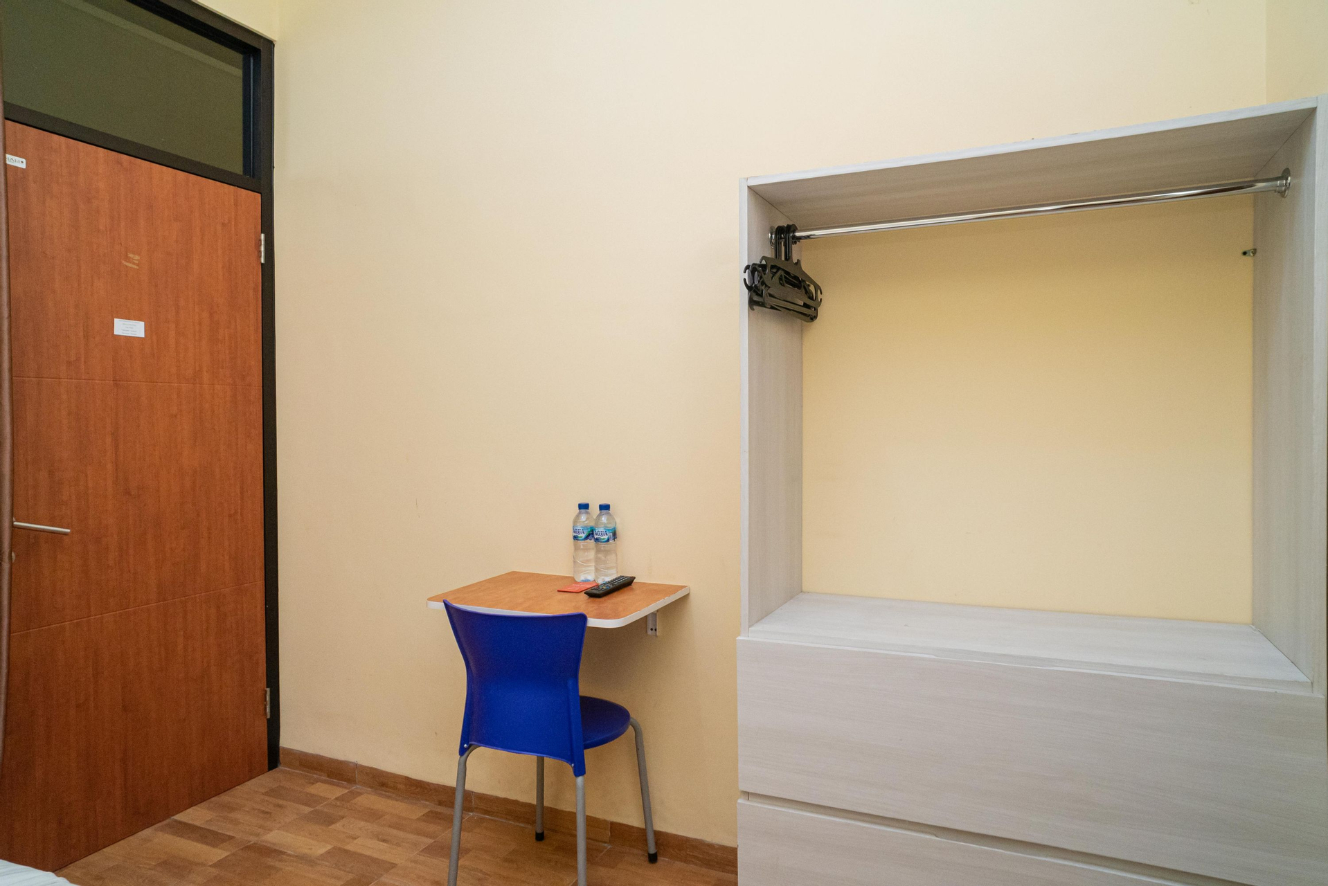 Bedroom 4, RedDoorz Syariah near Jembatan Merah Plaza, Surabaya