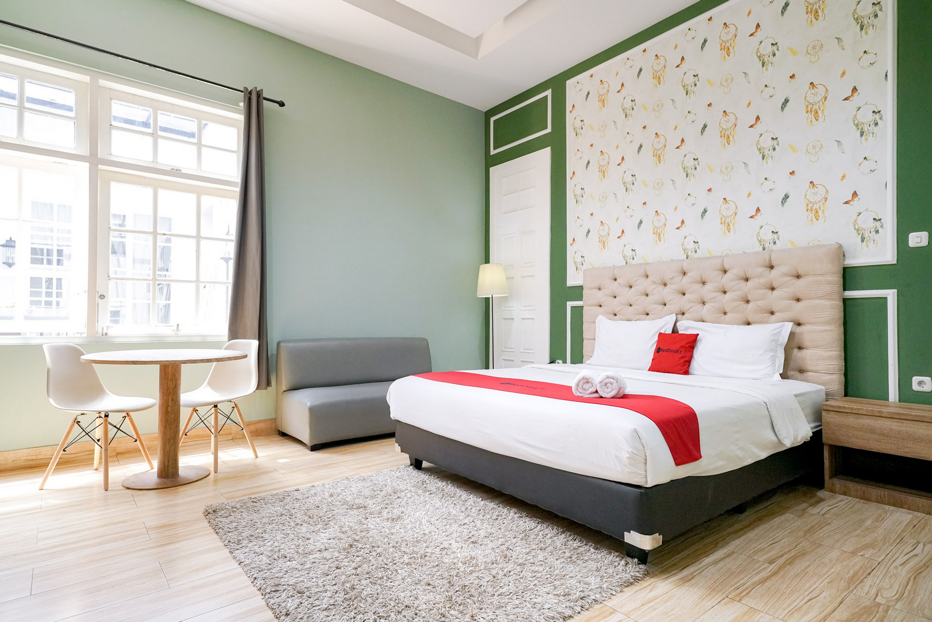 RedDoorz Premium near RS Pondok Indah La Maison, Jakarta Selatan