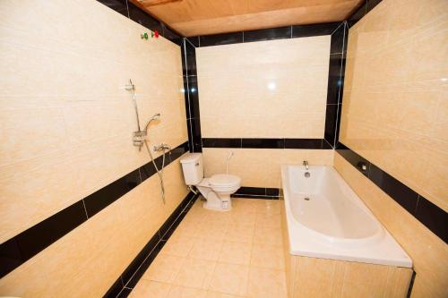 Bathroom, Ly Meng Hotel, Svay Pao