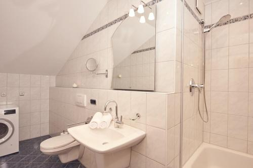 Bathroom 2, Hotel Seeblick & Ferienwohnung, Rosenheim