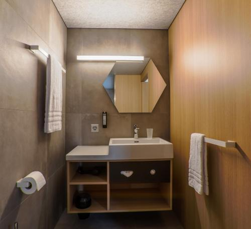 Bathroom 1, The Lab Hotel & Apartments, Thun