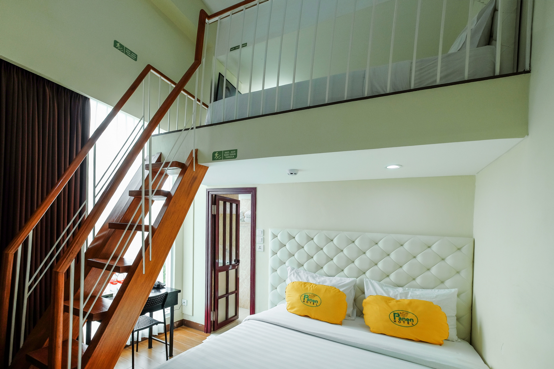 Kamar Keluarga Queen atau Ranjang Lain