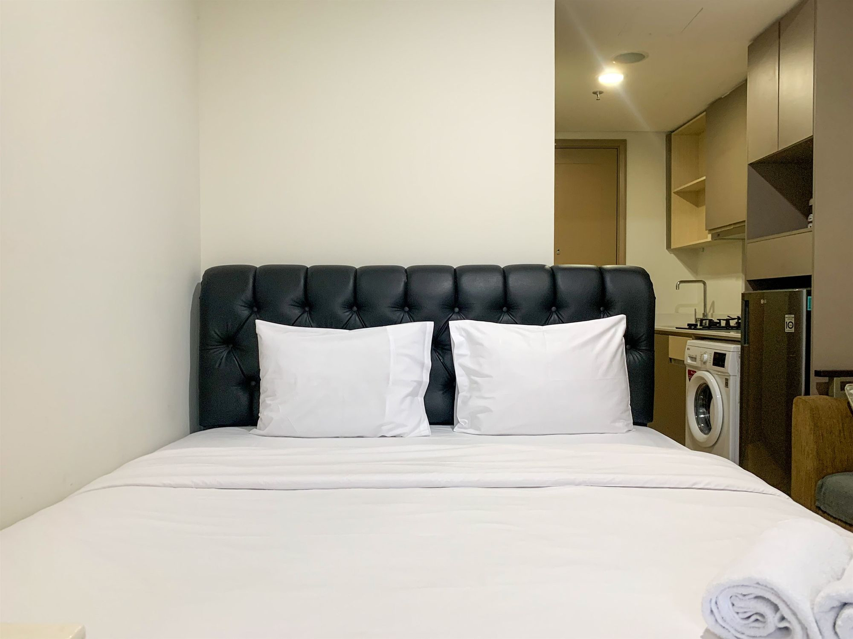 Minimalist and High Floor Studio Room at Gold Coast Apartment By Travelio, North Jakarta