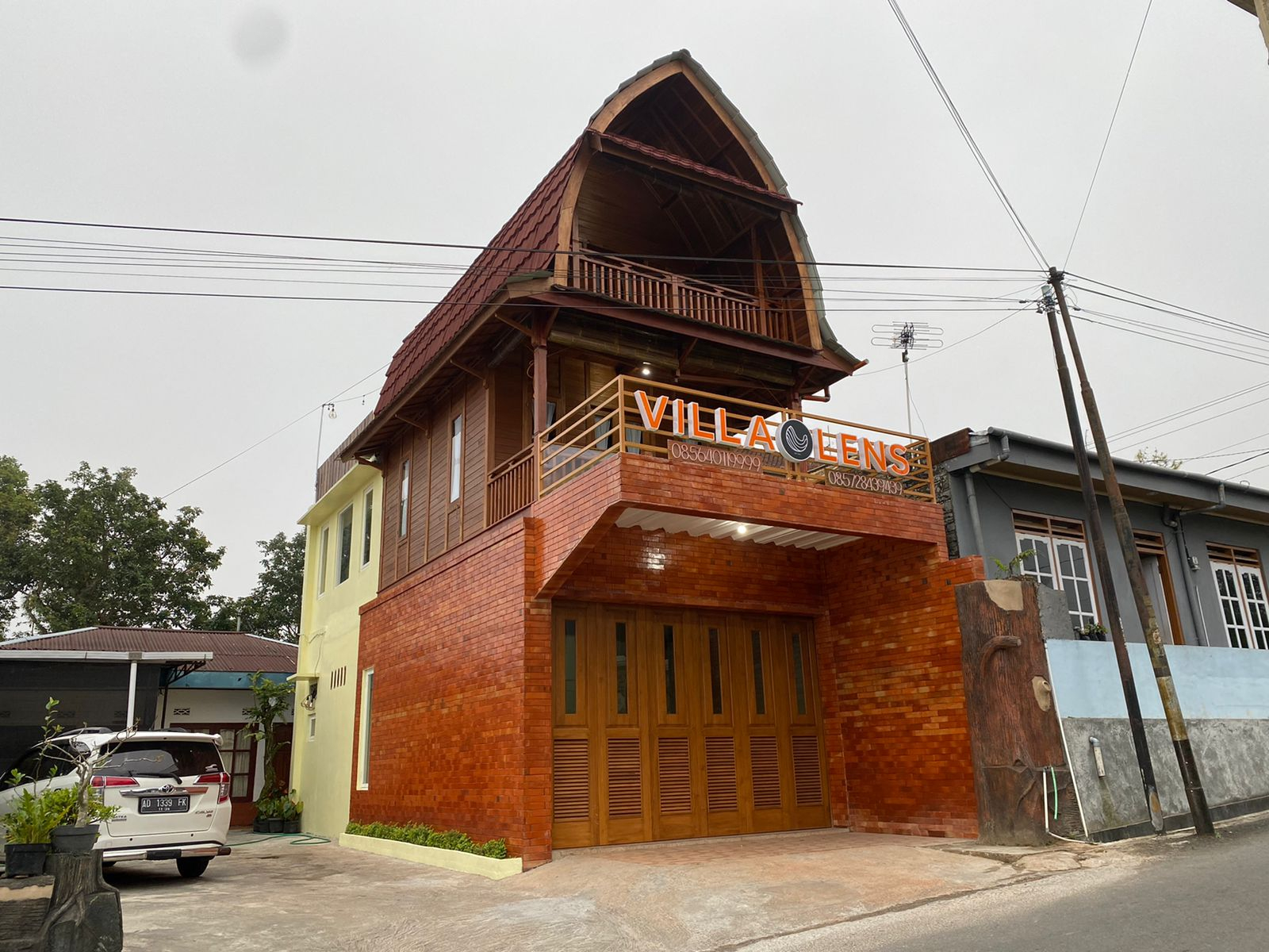 Lens villa, Karanganyar