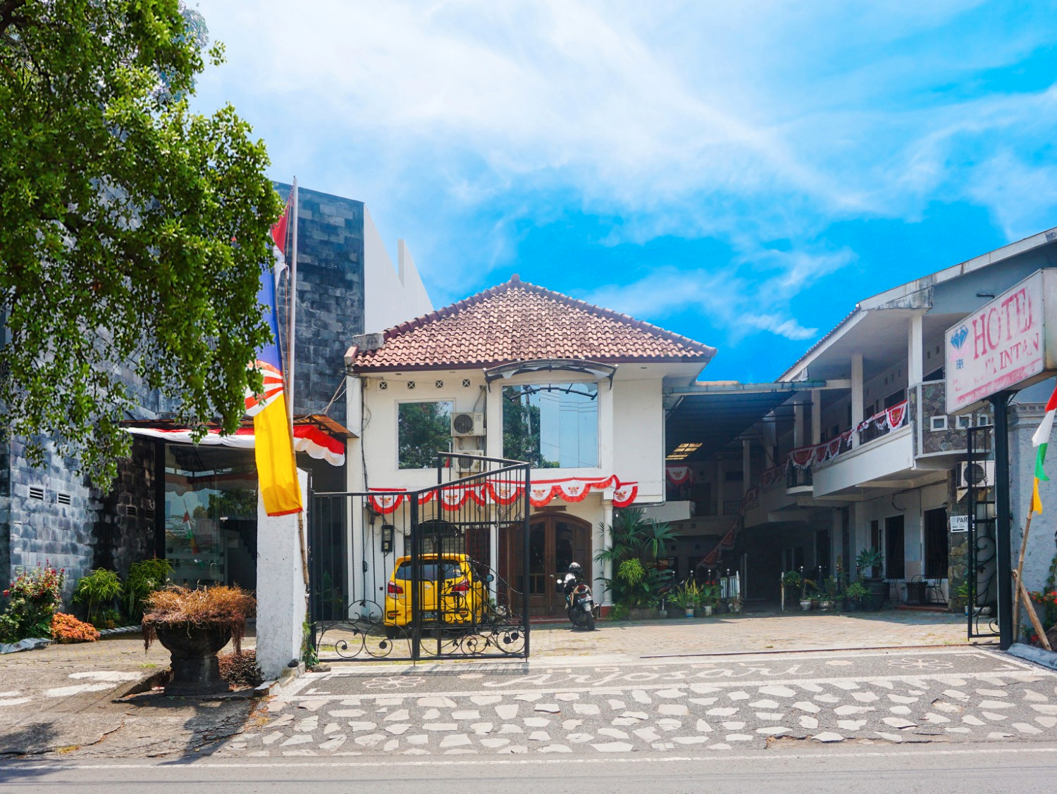Exterior & Views 2, OYO 91622 Hotel Permata Intan Premiere (tutup sementara), Malang