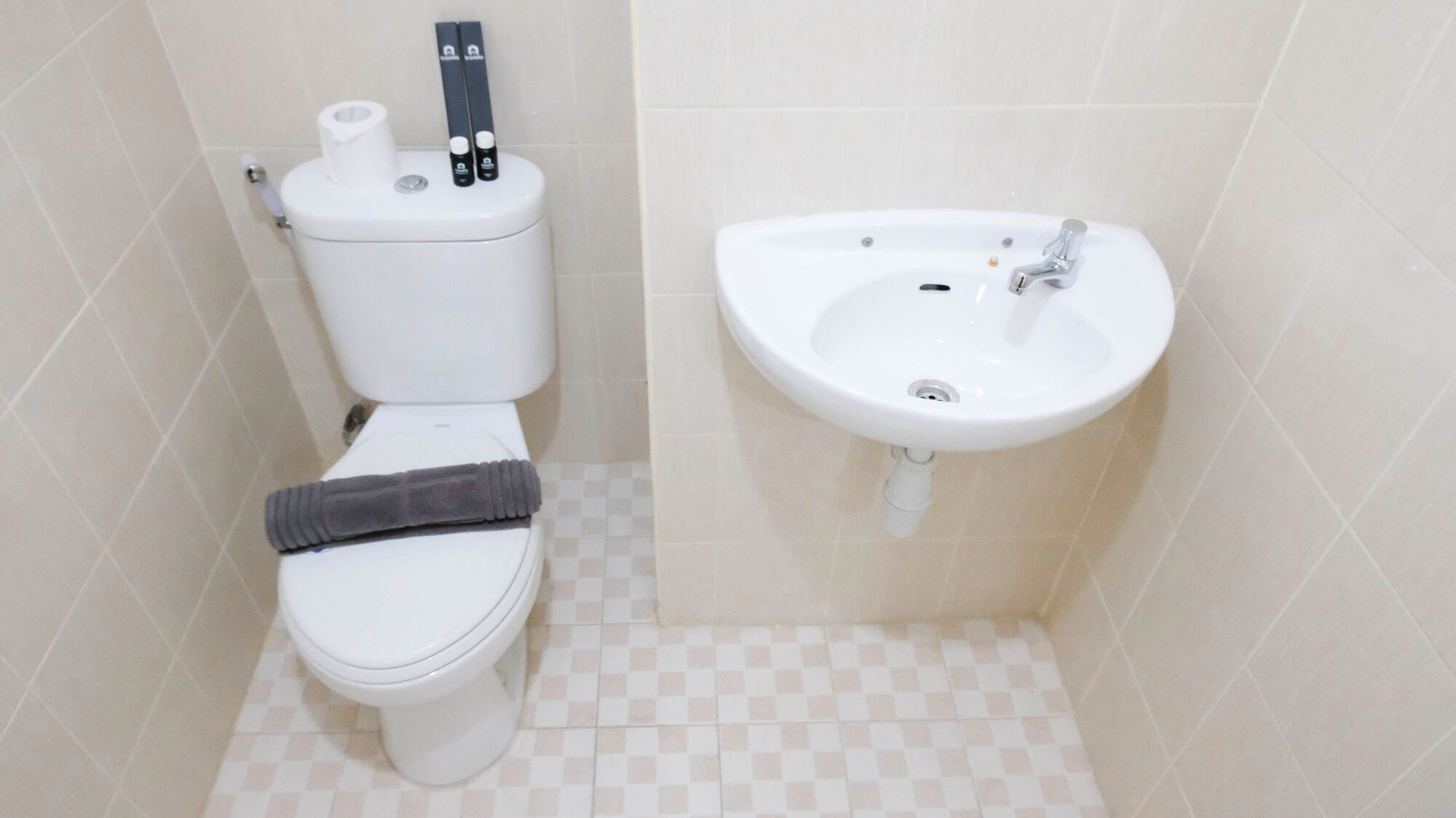 Bedroom 5, Clean and Comfy 2BR Apartment at Puncak Kertajaya By Travelio, Surabaya