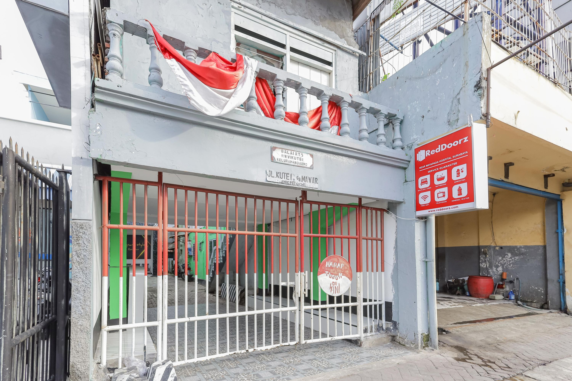 Exterior & Views 2, RedDoorz near Mayapada Hospital Surabaya, Surabaya