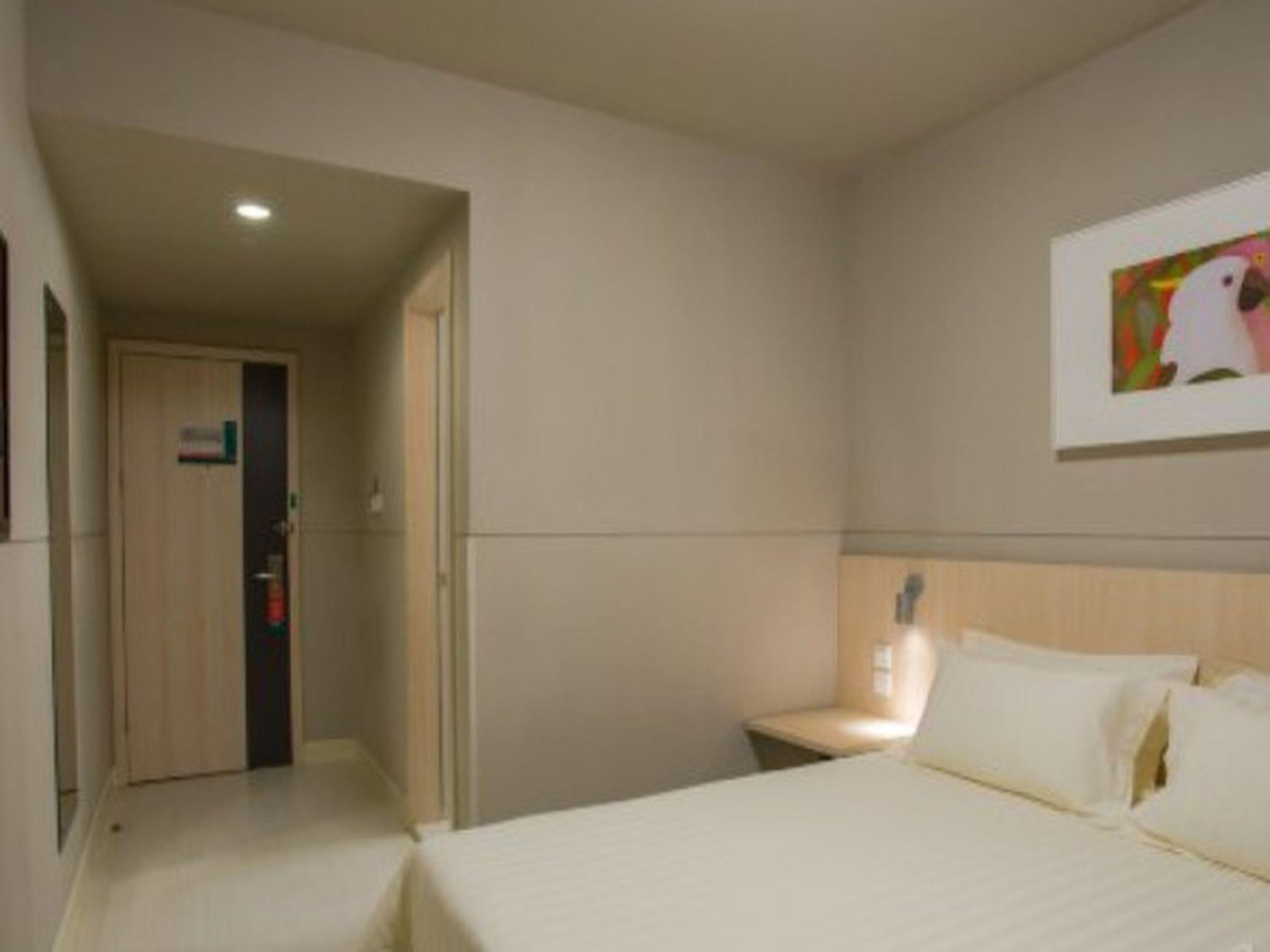 Room with Queen Bed