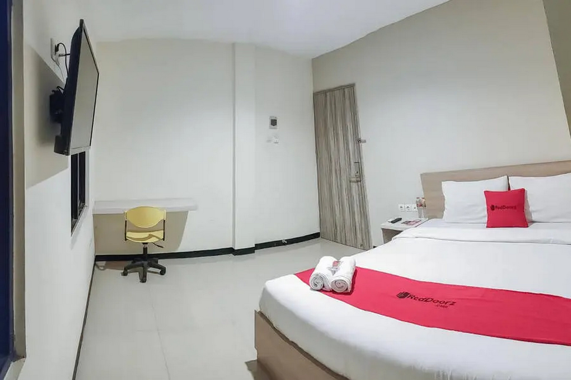 Bedroom 4, RedDoorz @ Galaxy Bumi Permai Surabaya, Surabaya