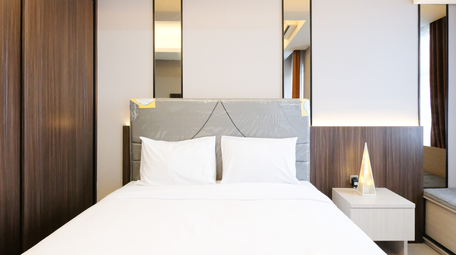 Bedroom 1, Luxurious Studio with Long Golf View at Grand Sungkono Lagoon Apartment By Travelio, Surabaya