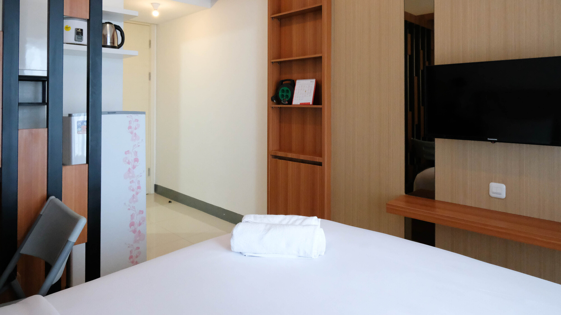 Bedroom 3, Calm Studio at Supermall Mansion Apartment Benson Tower By Travelio, Surabaya