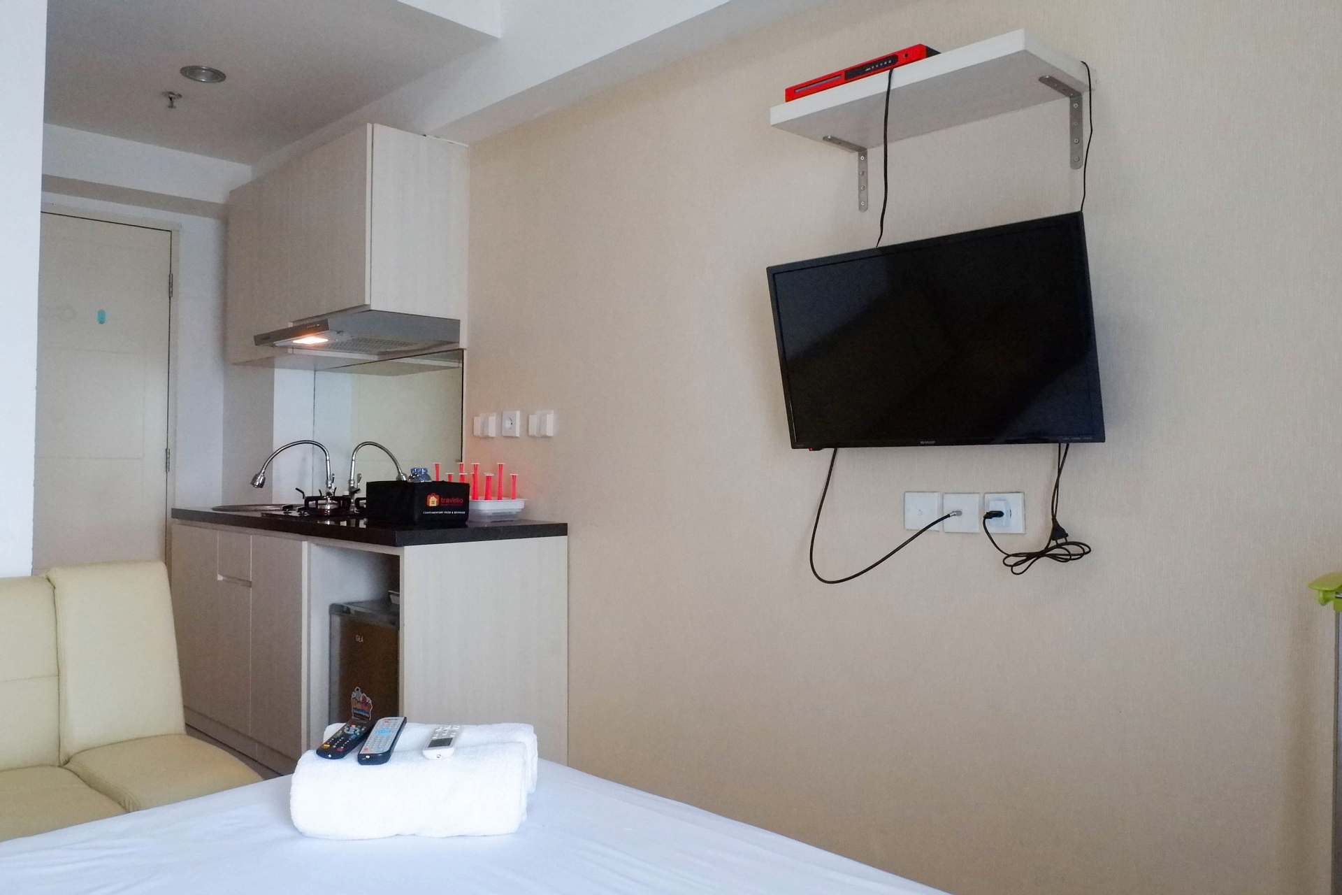 Bedroom 3, Comfy and Wonderful Studio Apartment at Tanglin Supermall Mansion By Travelio, Surabaya