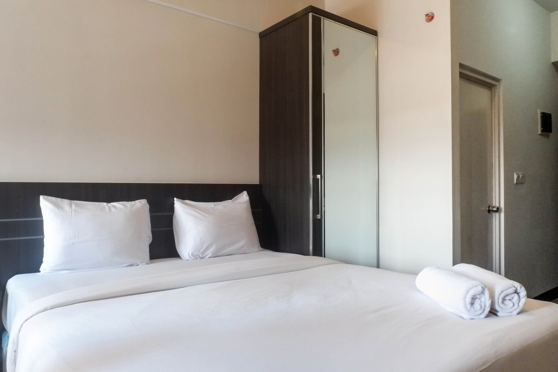 Bedroom 3, Best Living Studio Apartment at Amega Crown Residence By Travelio, Surabaya