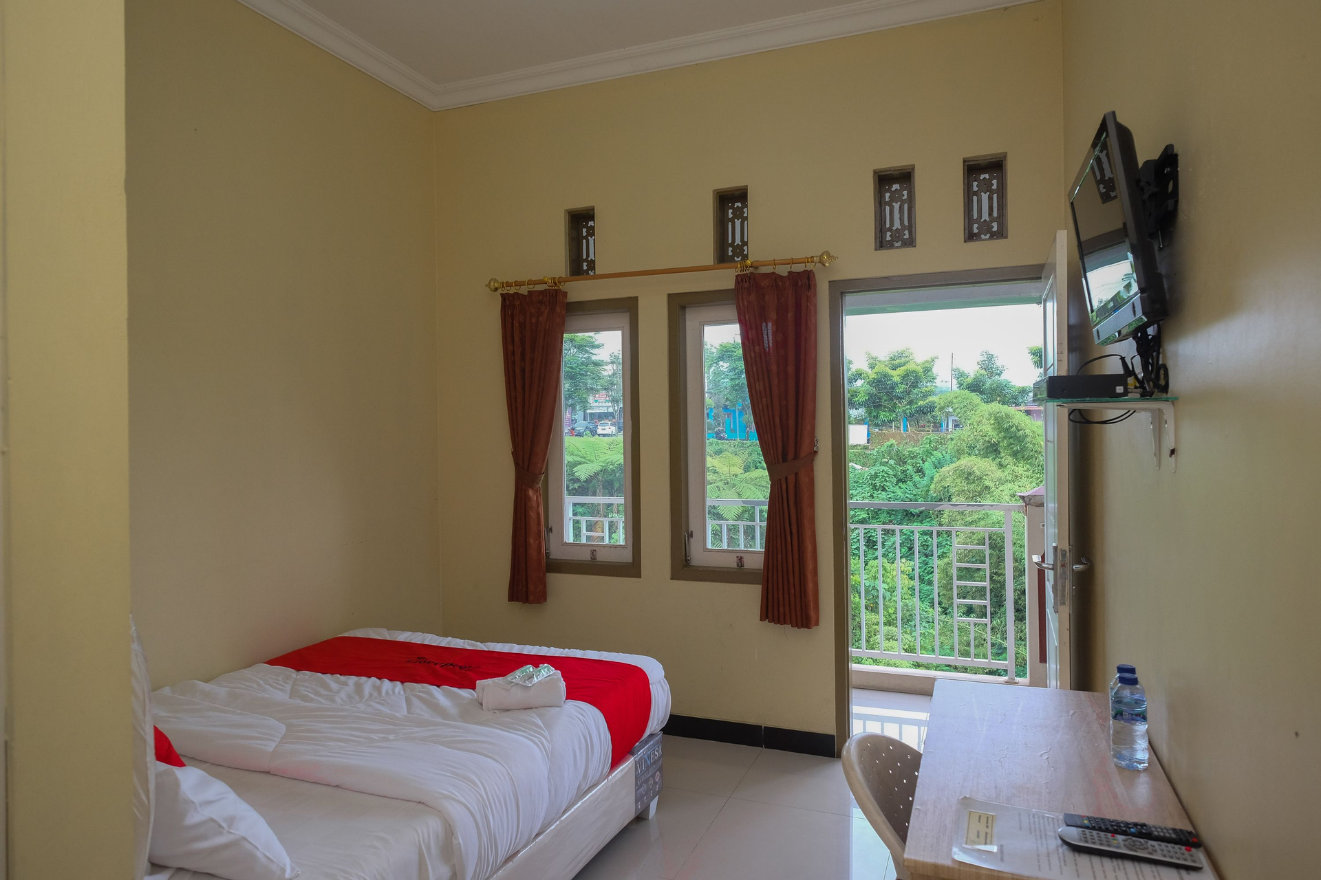 Bedroom 4, RedDoorz Syariah near Taman Rekreasi Kalianget Wonosobo, Wonosobo